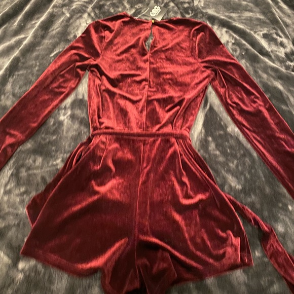 BRAND NEW - GBG - SHORT JUMPSUIT - VELVET WINE SIZE SMALL - RED - Picture 5 of 7